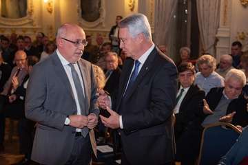 Morales recoge la Medalla de Oro de la Cámara por el servicio del Cabildo a la economía de la Isla (Foto TA)